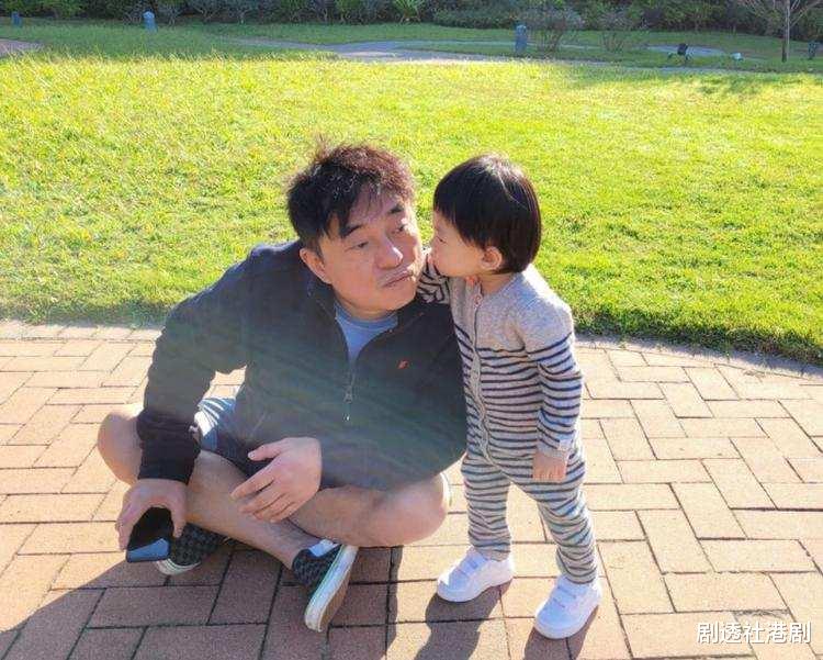 吕方|老来得女！58岁知名港星与2岁女儿互动有爱，3层别墅内景曝光