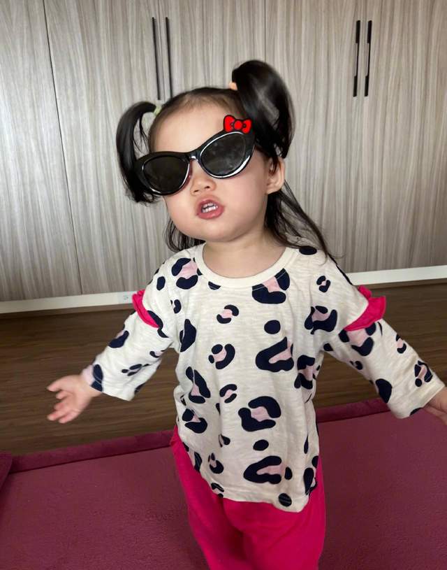 向太|向太罕晒1岁孙女萌照！小奶黄头扎羊角辫神似向佐，萌态十足