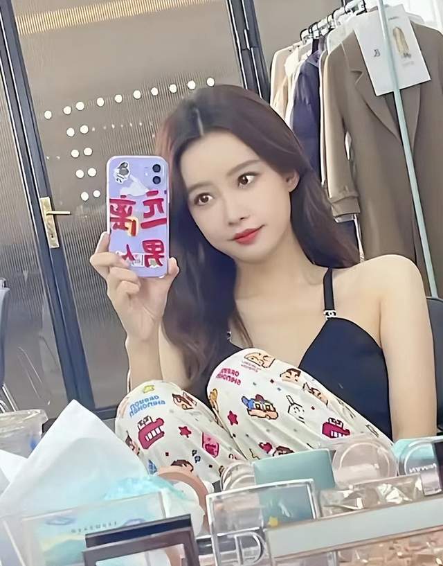 孙怡|孙怡官宣离婚后首晒女儿！5岁大福家中狂奔，豪宅内被打满马赛克