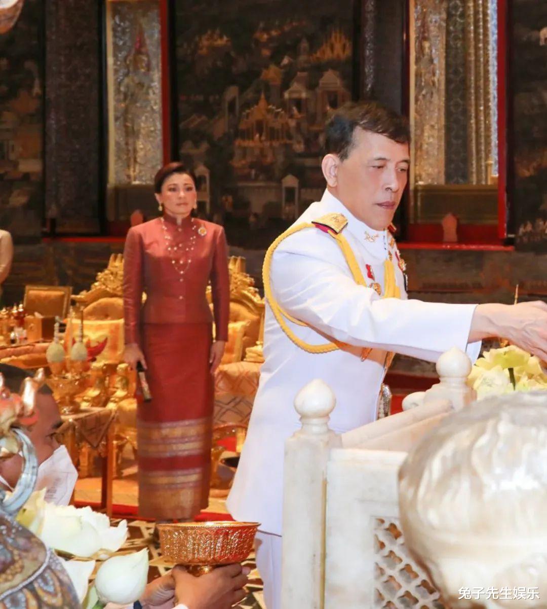 苏提达|泰王夫妇迎婚后第3个情人节，44岁王后穿红裙，与玛哈眉目传情！