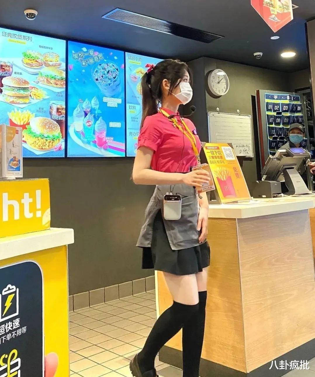 小姐姐|身材凹凸有致能劈叉！粉红小姐姐带火麦当劳？