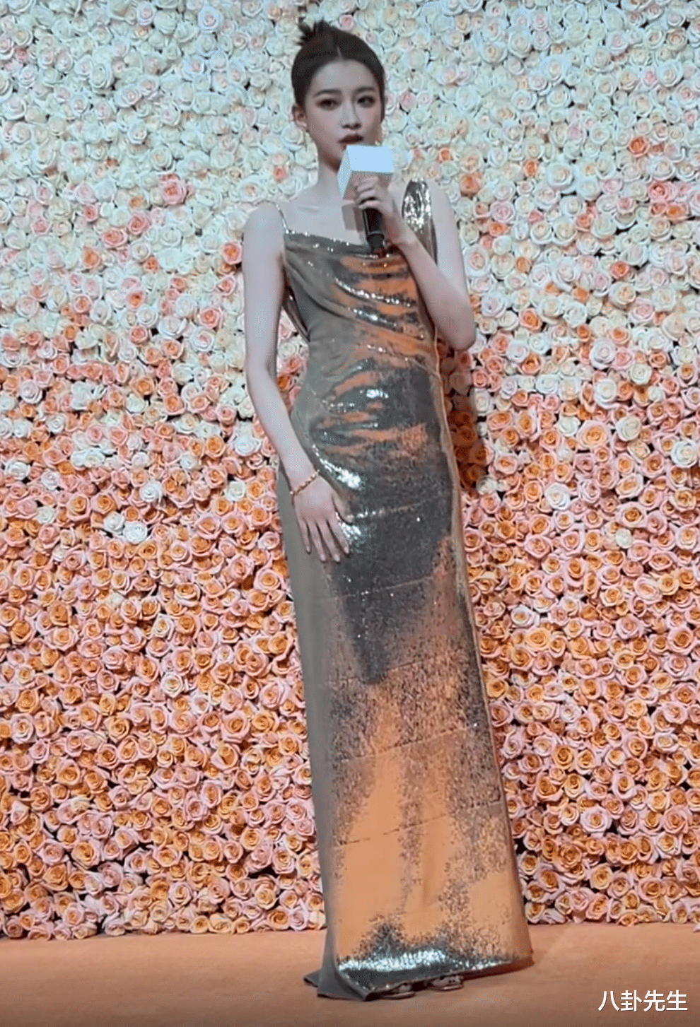 倪妮|17位女星同场比美：倪妮穿得像广场舞阿姨，赵今麦打扮成熟略违和