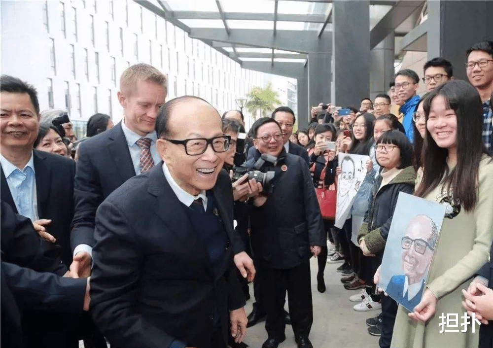 何超琼跟许晋亨的婚礼花10亿,婚房却没有装修,两人也没去度蜜月