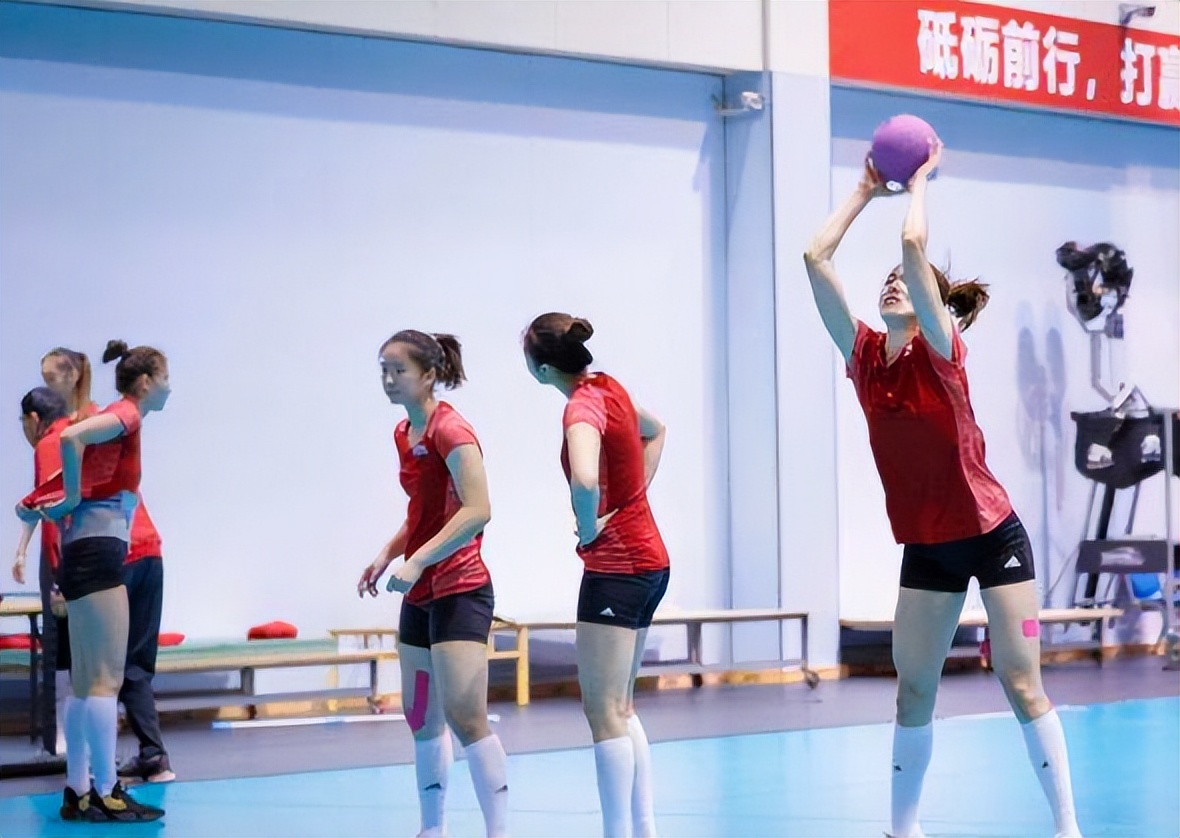 龚翔宇|中国女排愿意试错，17岁小将成新宠，蔡斌给机会，冲击龚翔宇地位