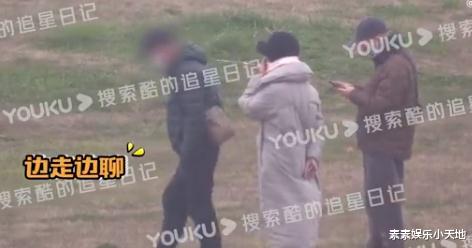 周迅|周迅卓越恋情新进展：卓越和周迅爸爸散步，周妈妈也在一起聊天