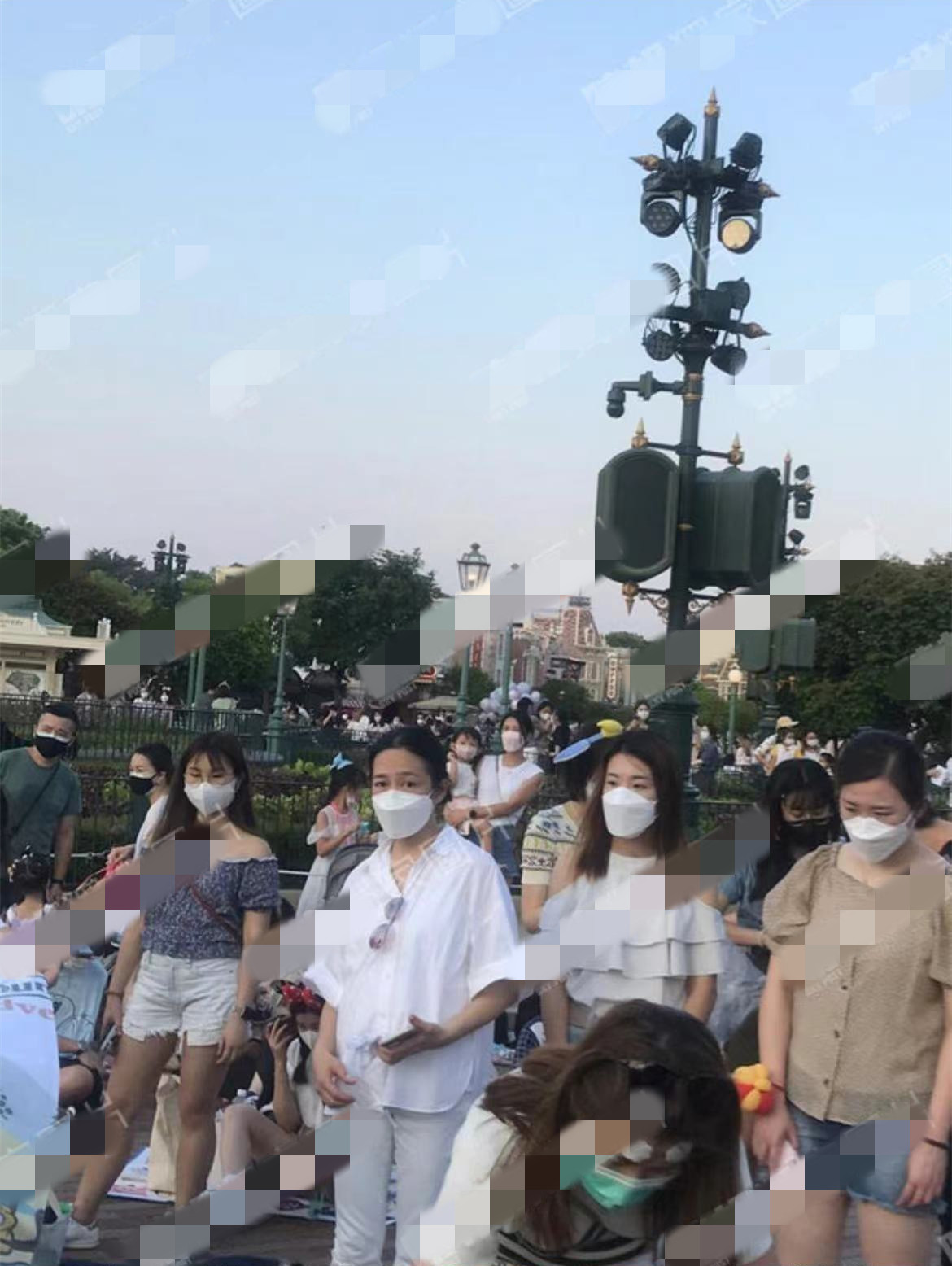 刘德华|60岁刘德华妻女罕露面！10岁女儿清纯可爱，56岁朱丽倩气质不凡