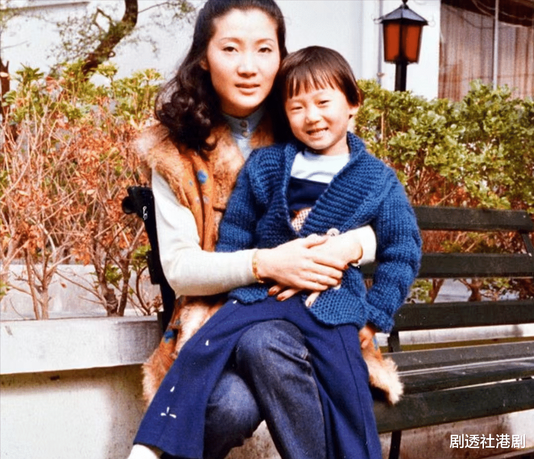 洪金宝|70岁功夫巨星前妻参加聚会朴素低调，儿子直播卖货被问：你爸不给你钱吗？