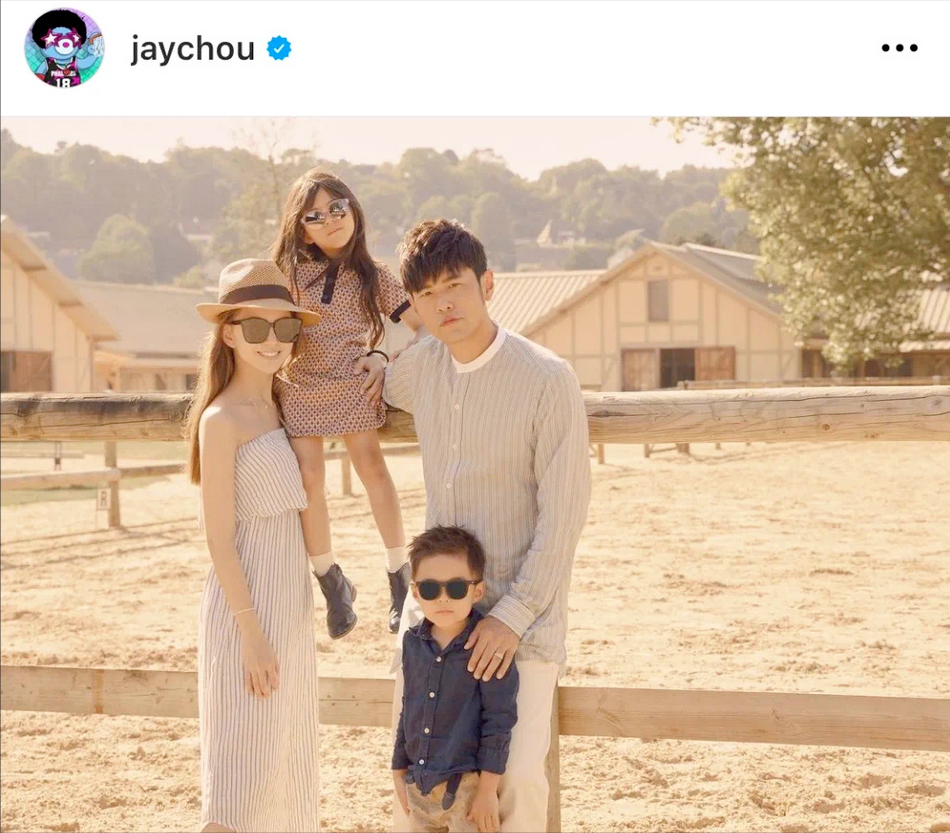 周杰伦|周杰伦与余文乐合照上热搜,网友大呼占用公共资源却不开微博