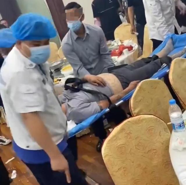男子酒席上逞能表演白酒对瓶吹,邻座劝阻被他躲开,终被120拉走