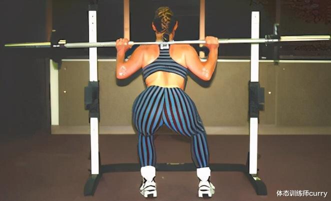 臀部|深蹲时臀部向一侧偏移是怎么回事?如何解决这个问题?