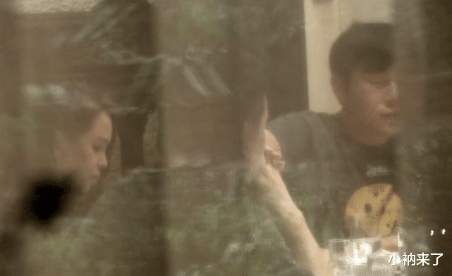秦昊|秦昊饭桌上与年轻女子手拉手热聊,伊能静到场后两人已松开手