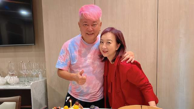 陈百祥|陈百祥提前庆72岁生日！染桃红色发型好惊艳，曾表示要开养老院