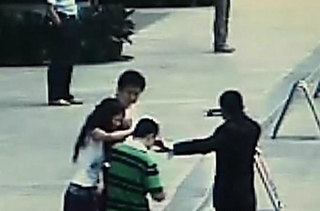 深圳一孕妇与保安打架骂其是看门狗 结果被一脚踹流产