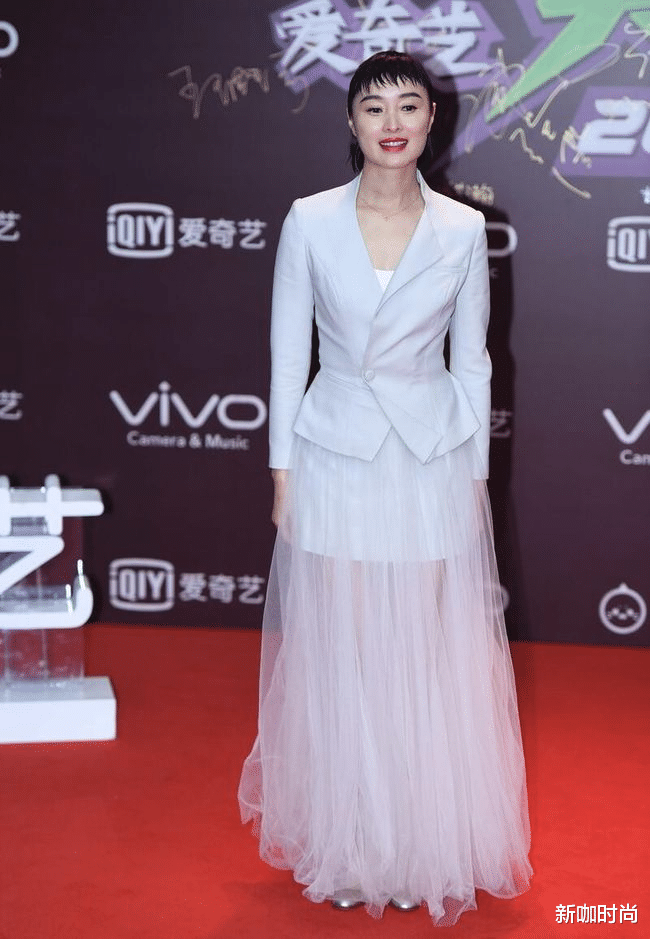 狗啃刘海 吴越得罪了发型师？“狗啃刘海”暴露大饼脸，满屏都是油腻感