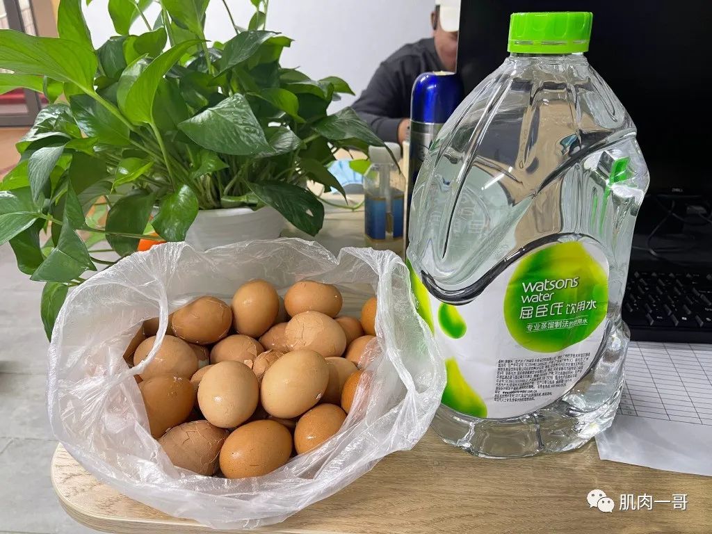 教练|25岁北京肌肉教练浴照被疯传，这身材太撩了