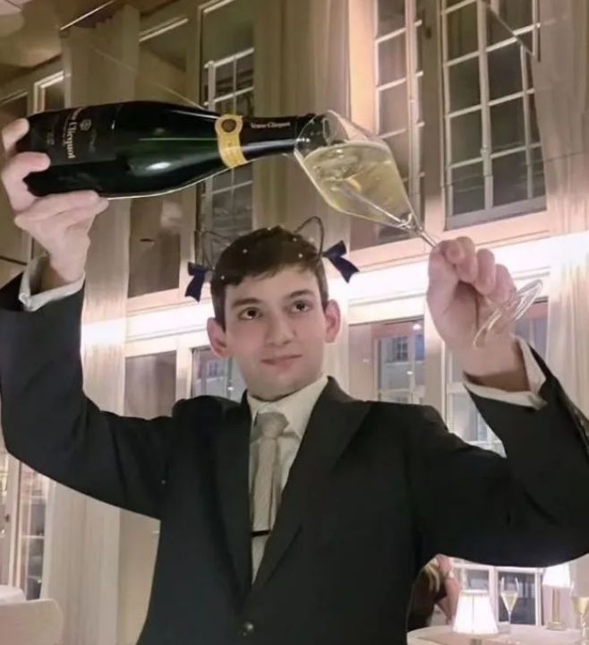 王诗龄|李湘带女儿逛打折村，王诗龄街边大口吃冰淇淋，被认出后满脸不悦