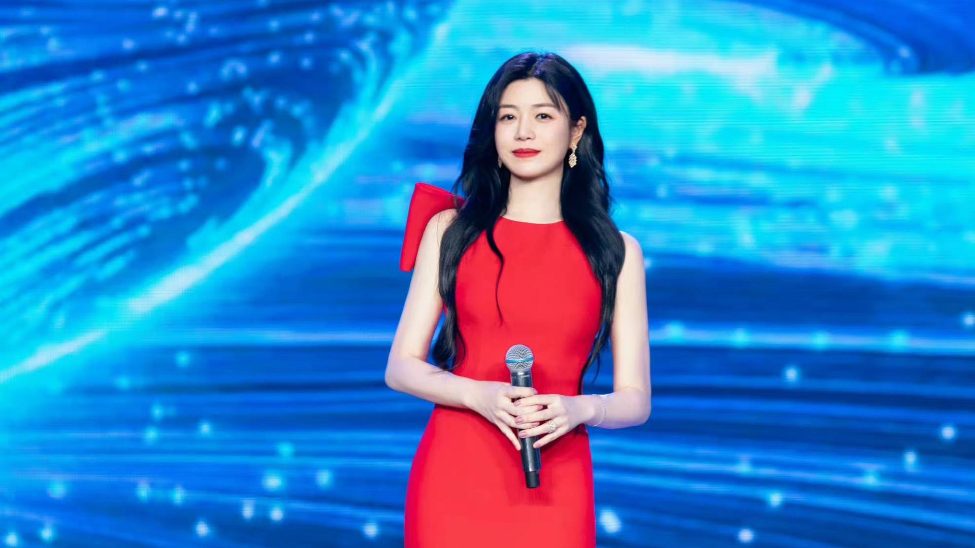 陈妍希|39岁陈妍希不低调了，一袭中国红长裙登台献唱，气质很出众！