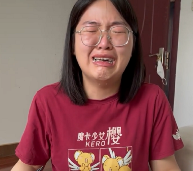 大学生|女生化身“招裁猫”，和闺蜜哭诉被裁经历，理由让人既心疼又好笑