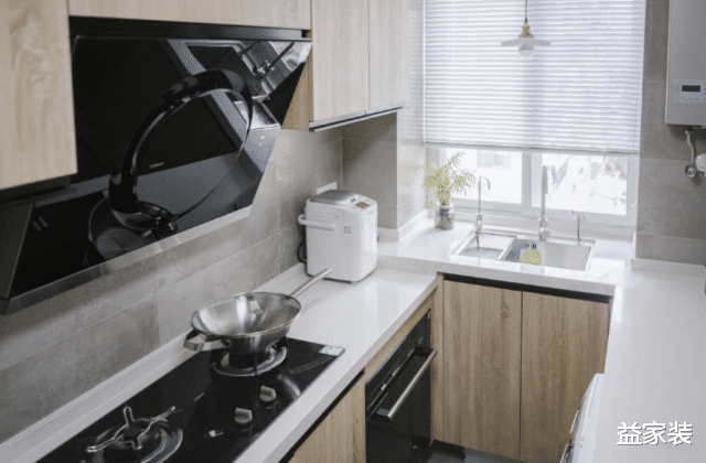 不在主卧安装衣柜,遭到家人强烈反对,入住后,家里人却全都道歉