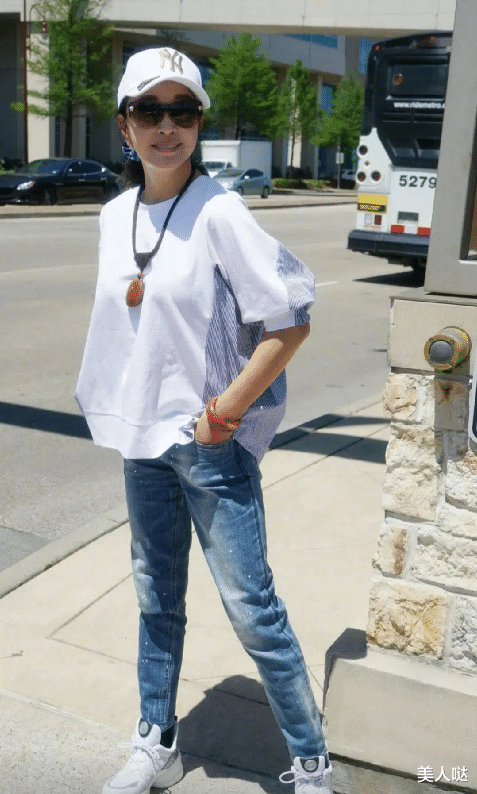 刘晓庆|69岁刘晓庆皮肤光滑无皱纹，穿短裙青春逼人，凹凸身材真有“料”