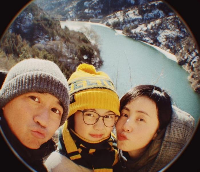 埃及艳后 多多晒今昔对比照，曾扮埃及艳后萌态足，如今涂眼影做美甲画风成熟