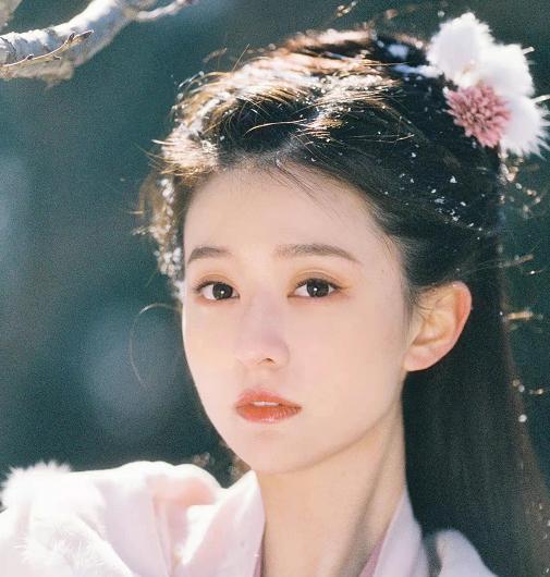 乔欣|乔欣粉衣古装我见犹怜，气质清冷出尘神似刘诗诗，粉丝：心动了！