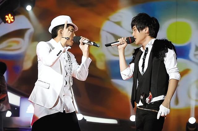 苏醒|暴打“托奶李天王”的耿直歌手，为何能凭借一档综艺再度走红？