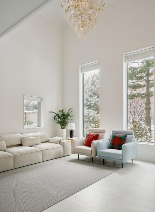 300自建房,挑高客厅全屋白色显极简,天井院子相当舒适!