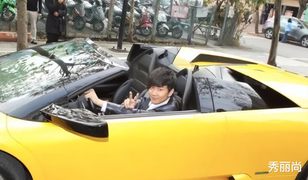 看似“平平无奇”，实则家世显赫！这12位明星的父母富得流油