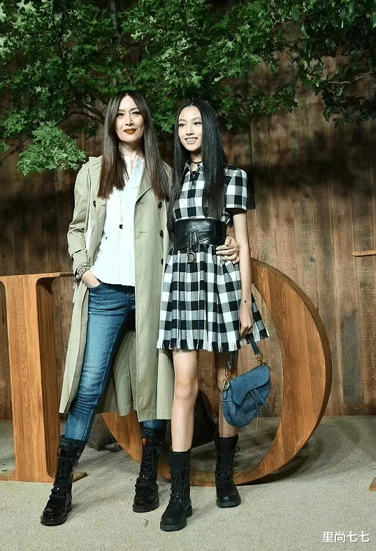 任达华 任达华老婆这妆容太吓人，满脸褶子太老气，女儿外形优秀但气场弱