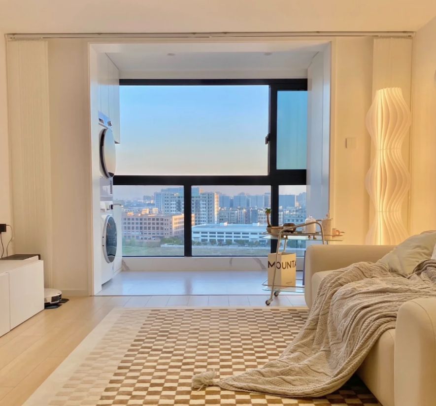 姑娘晒出75㎡独居小家:厨房装“内窗”做吧台,用餐区也太舒适了