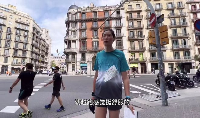 朱婷|朱婷在西班牙跑10公里马拉松，累到满脸通红，兴奋握拳，直言很爽