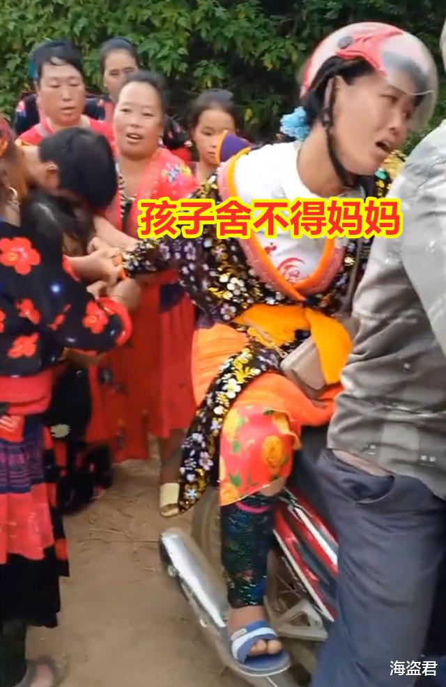 女子改嫁被新丈夫接走,2个孩子拽着妈妈手不放,哀求妈妈不要走