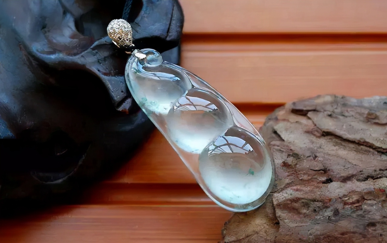 翡翠|翡翠选冰种，还是糯种？行家说“老糯胜新冰”，你了解吗？