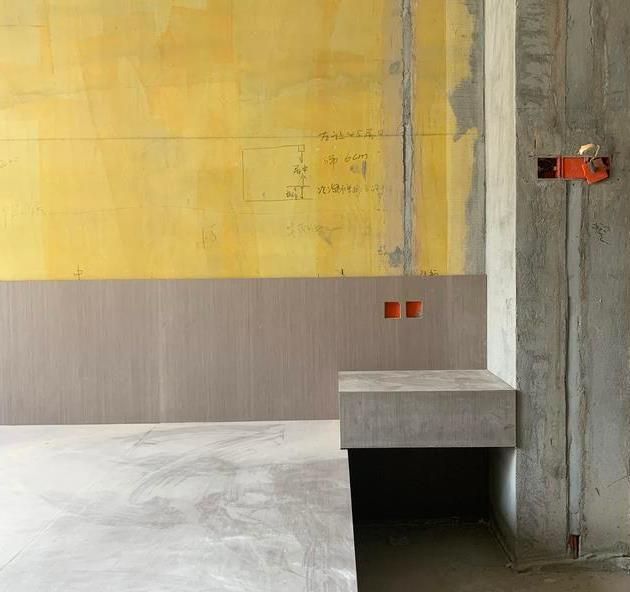 让木工定做床,床头柜钉在床板上,实用多了