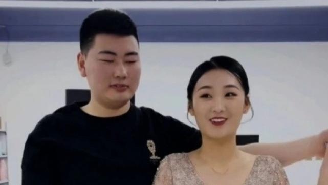 朱之文|网曝大衣哥儿子大婚，朱小伟穿8万元西装，儿媳陈萌婚纱价值3万