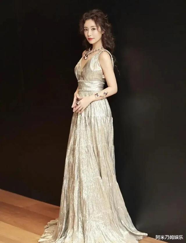 洗面奶 46岁林心如换新发型，美出新高度，吊带裙性感妩媚超迷人！