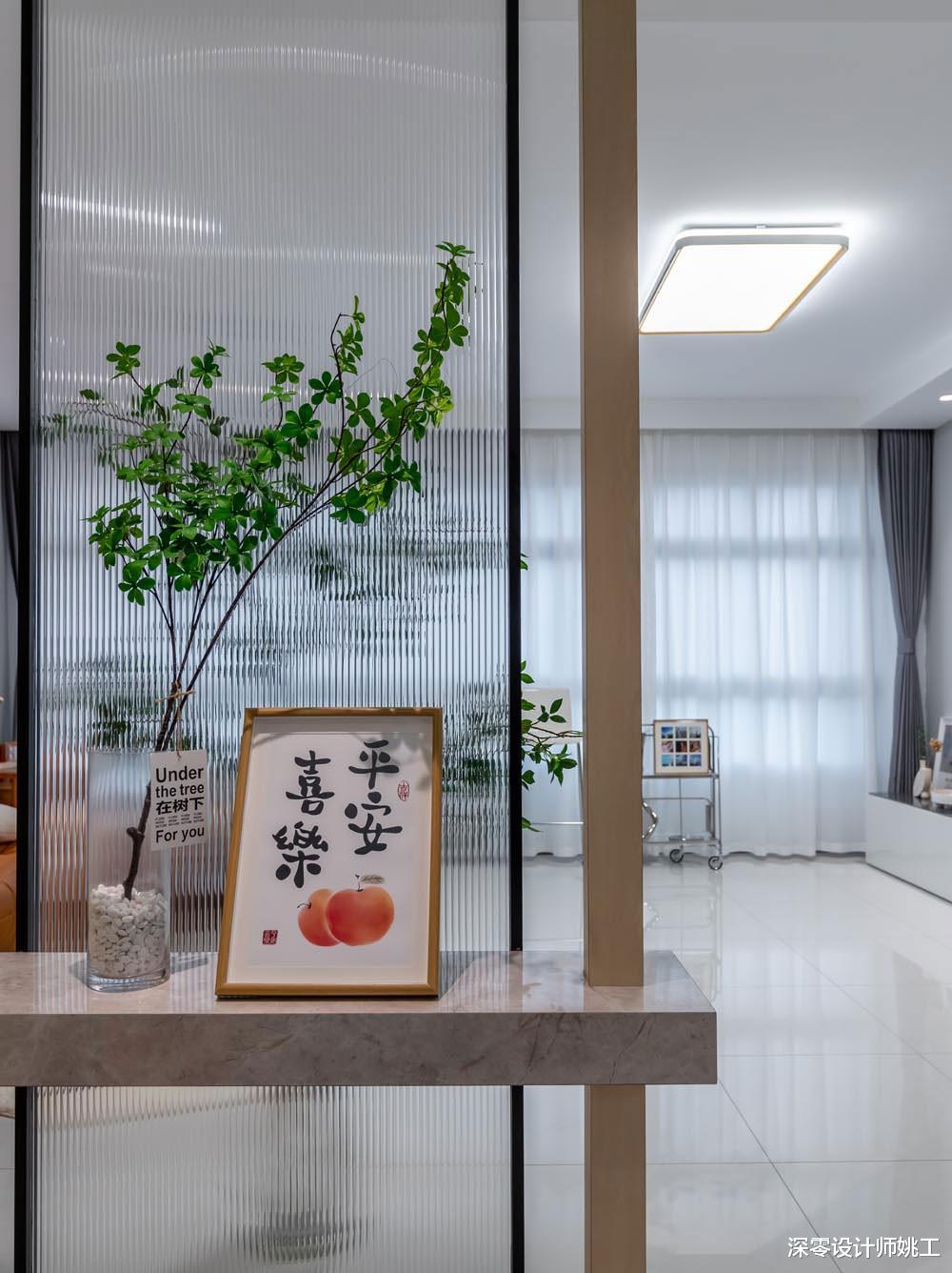 87㎡明明全屋装修很普通,却有种藏不住的品位,餐边柜适当内嵌颜值更高