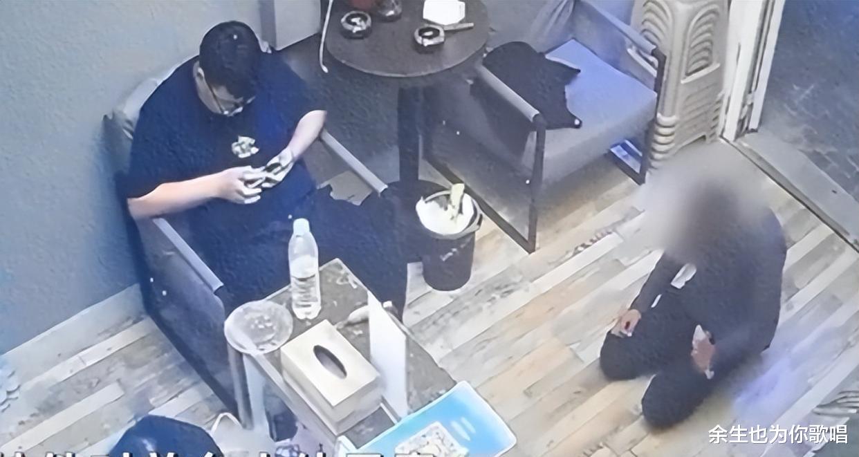 小伙开店遇乞讨磕头 老板用魔法打败魔法,网友称深得慕容氏真传
