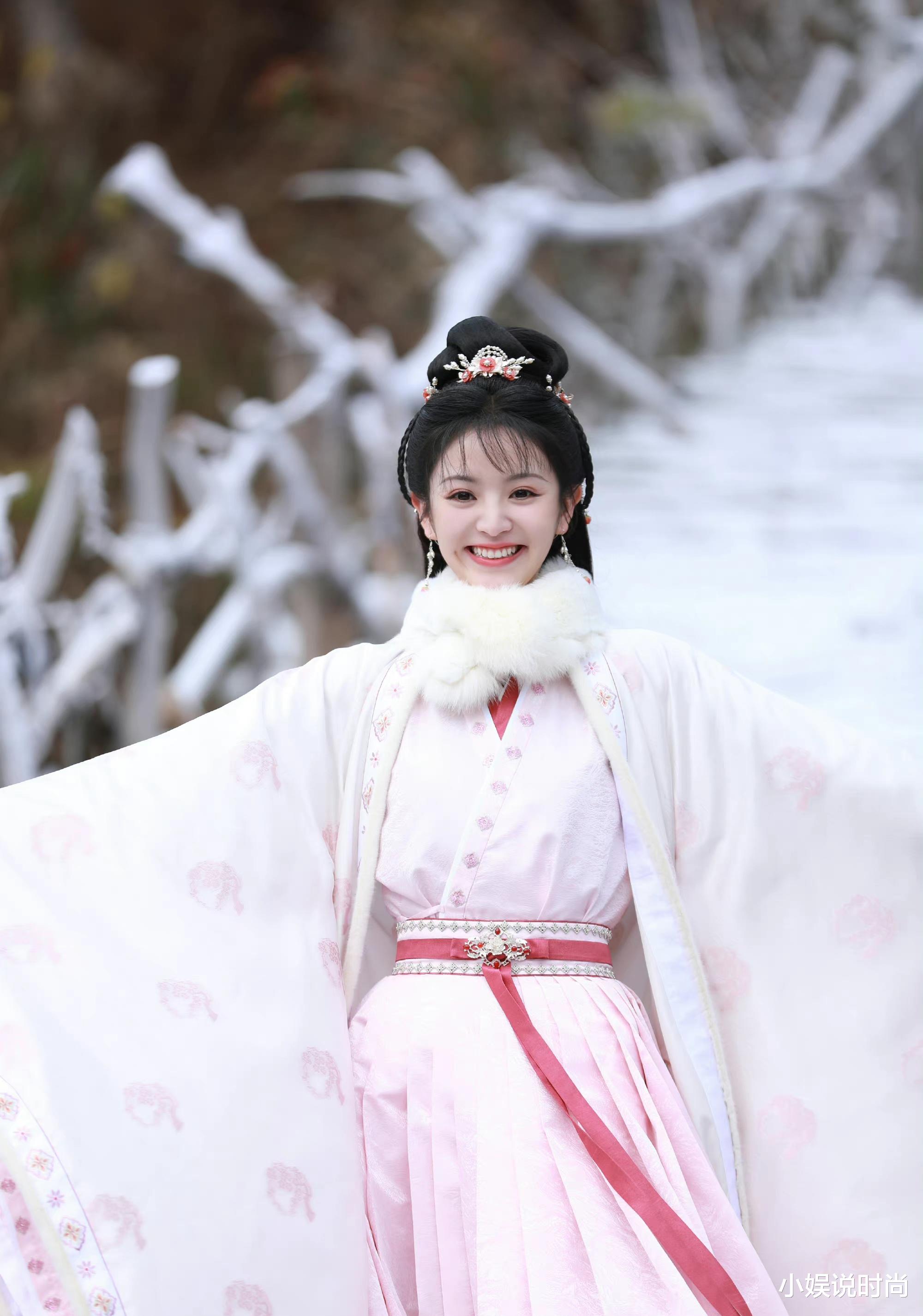 田曦薇|《卿卿日常》田曦薇晒美照，粉色衣裙搭配毛绒绒围领，甜美又灵动