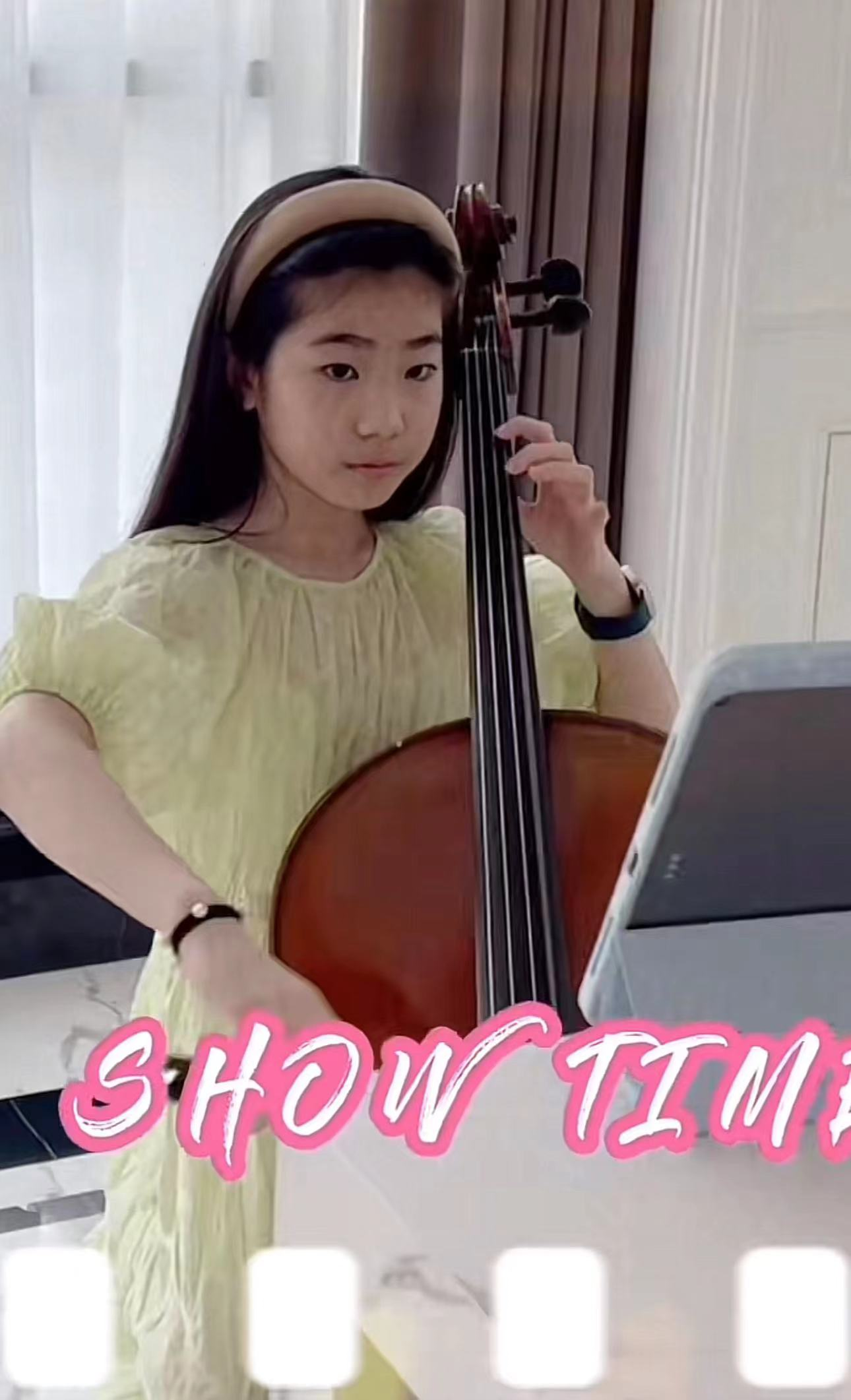 左小青|左小青农村过节!素颜躺炕上嗑瓜子接地气,女儿颜值瞩目长腿吸睛