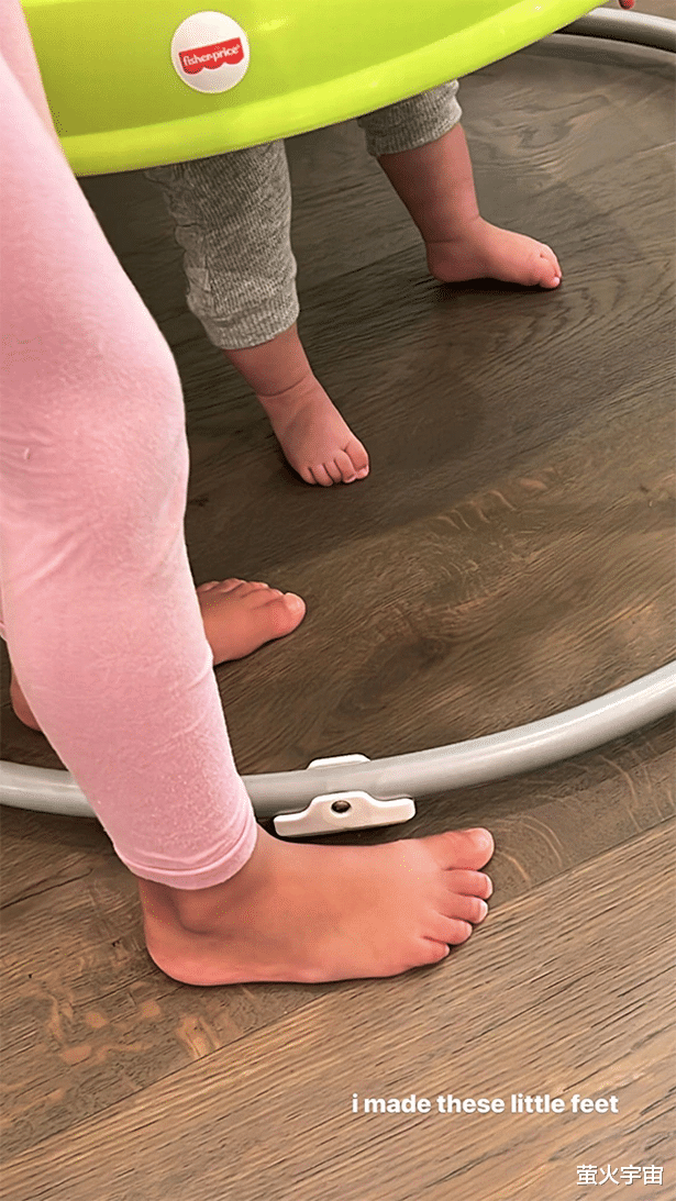 科勒|凯莉·詹娜穿渔网装到办公室，姐姐科勒“嫉妒”，产后3个月恢复别致