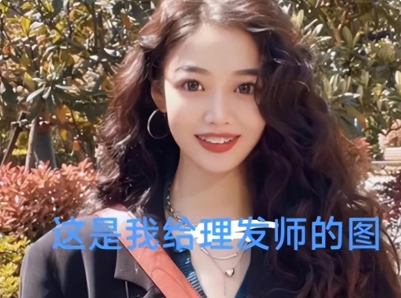 女子理发店烫卷发,秒变大婶被自己丑哭,闺蜜:辈分上来了