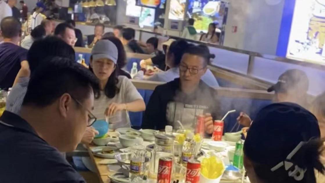章子怡|章子怡一家海南吃火锅接地气！汪峰头顶秃一块，一子俩女儿疑露面