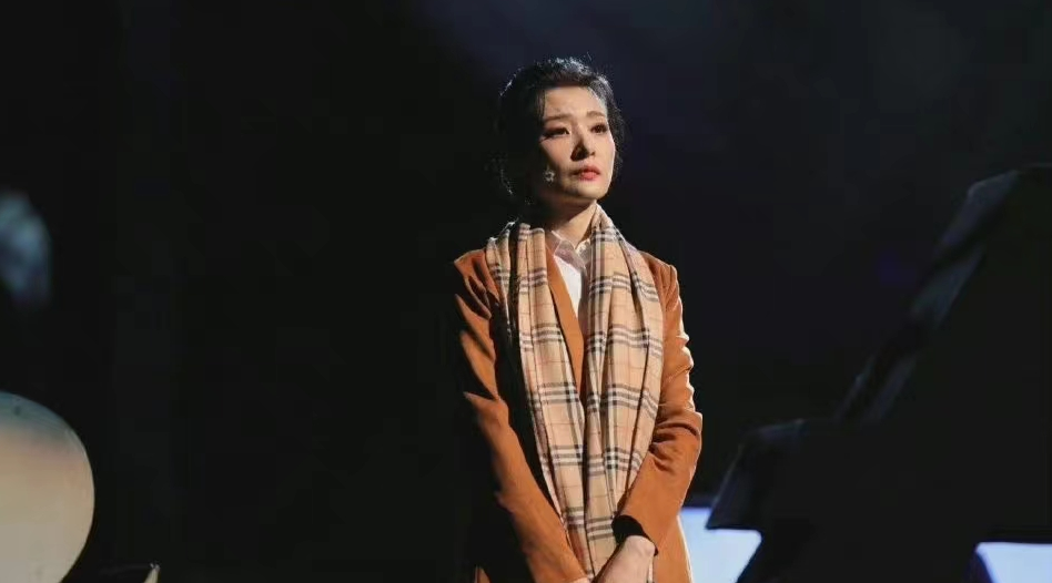 周涛|54岁周涛穿深V裙秀身材！身材曼妙状态似少女，皮肤娇嫩白到发光