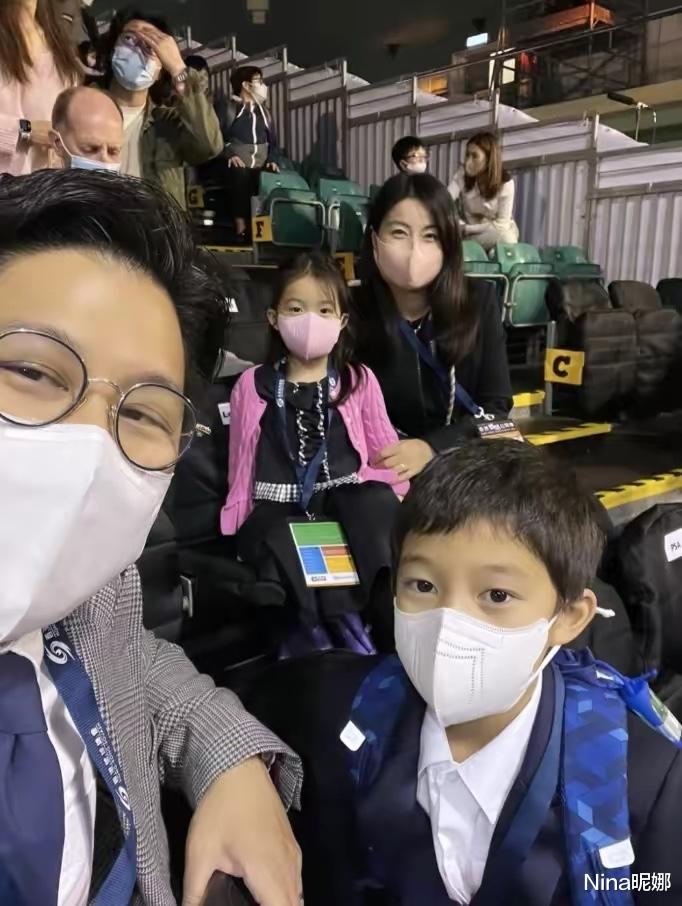 郭晶晶|霍启刚携妻儿看网球比赛!郭晶晶穿小西装像名门闺秀,母女同框五官似烙饼