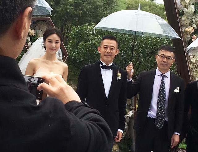 侯勇|侯勇携三婚妻子超市就餐,女方素颜难掩美貌