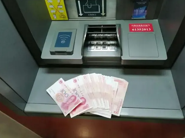 2006年银行ATM机损失20万,取钱小伙一审被判无期,最后结果如何