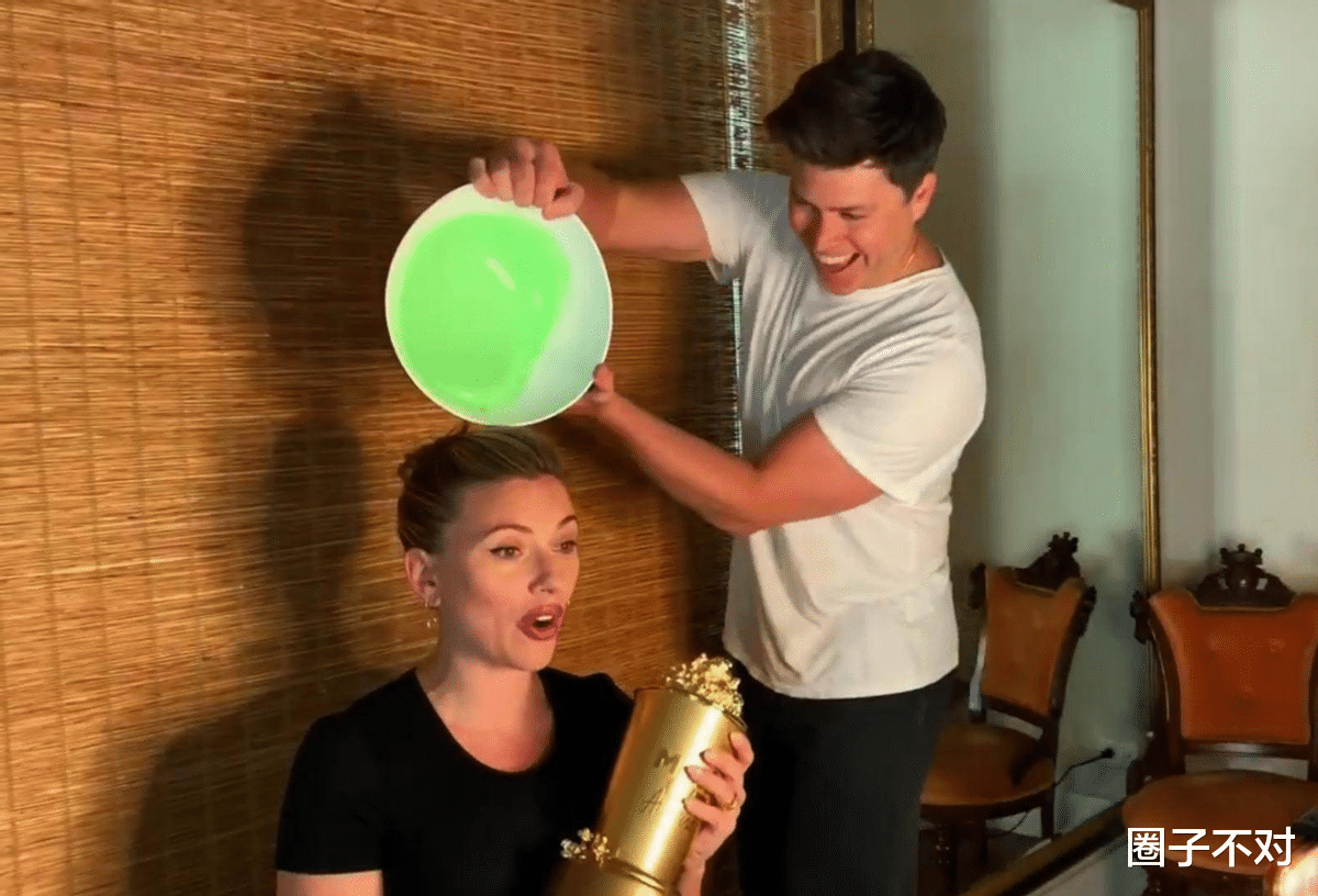 斯嘉丽|37岁“寡姐”斯嘉丽：后背肉乎乎，和第三任丈夫结婚两年，很恩爱