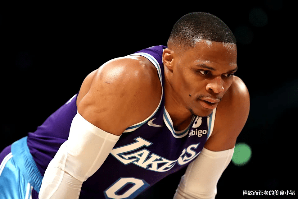 威斯布鲁克|Westbrook 本赛季面包球的影片竟长达两分钟 网友：太悲剧